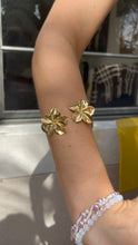 Load image into Gallery viewer, Gold Flower Arm Cuff