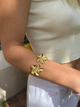 Load image into Gallery viewer, Gold Flower Arm Cuff