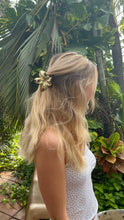 Load image into Gallery viewer, Gold Hibiscus Clip