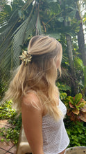 Load image into Gallery viewer, Gold Hibiscus Clip