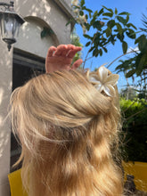 Load image into Gallery viewer, Pearl Hibiscus Clip