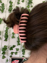 Load image into Gallery viewer, Pink Claw Clip