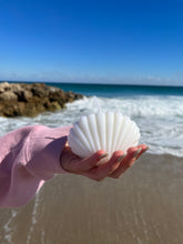 Load image into Gallery viewer, White Seashell Candle