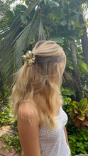 Load image into Gallery viewer, Gold Hibiscus Clip
