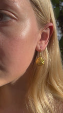 Load and play video in Gallery viewer, Coast shell earrings
